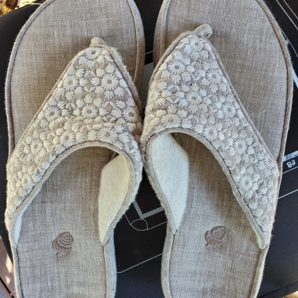 Cozy flip flops size 7